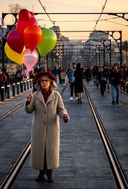 Dame auf einer Brücke