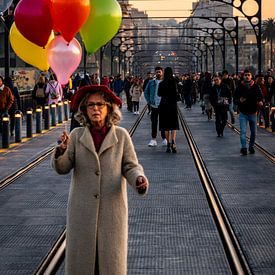 Lady on a bridge van Derrick Kazemier