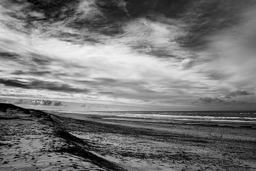 Zwart en wit beeld van de Noordwijkse kust