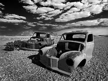 Cars in the Desert van Roel Boom