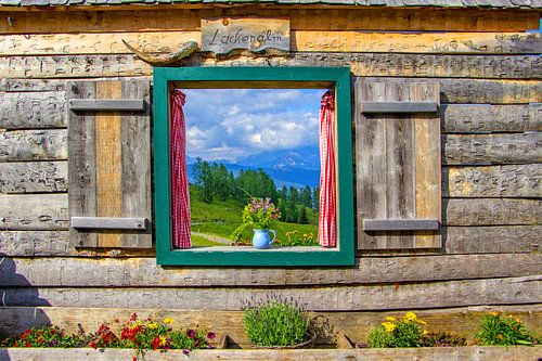 La fenêtre sur l'alpage Lackenalm avec une belle vue