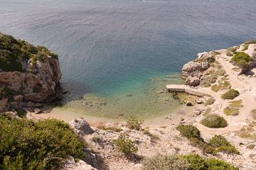Mediterraan strand met  heiligdom  I Peloponnesos I Perachora, Griekenland I Reisfotografie van Floris Trapman