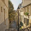 Malerische Straße in Montmartre mit Treppe und Laterne von Patricia Hofmeester