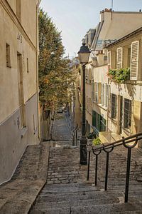 Malerische Straße in Montmartre mit Treppe und Laterne
