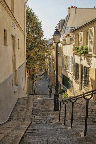 Rue pittoresque à Montmartre avec escalier et lanterne
