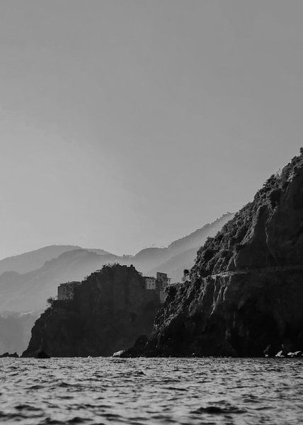 Berge an der Küste in Italien in Schwarz und Weiß von BY MIRNA