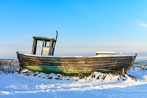 Fischerboot in Zingst im Winter von Rico Ködder