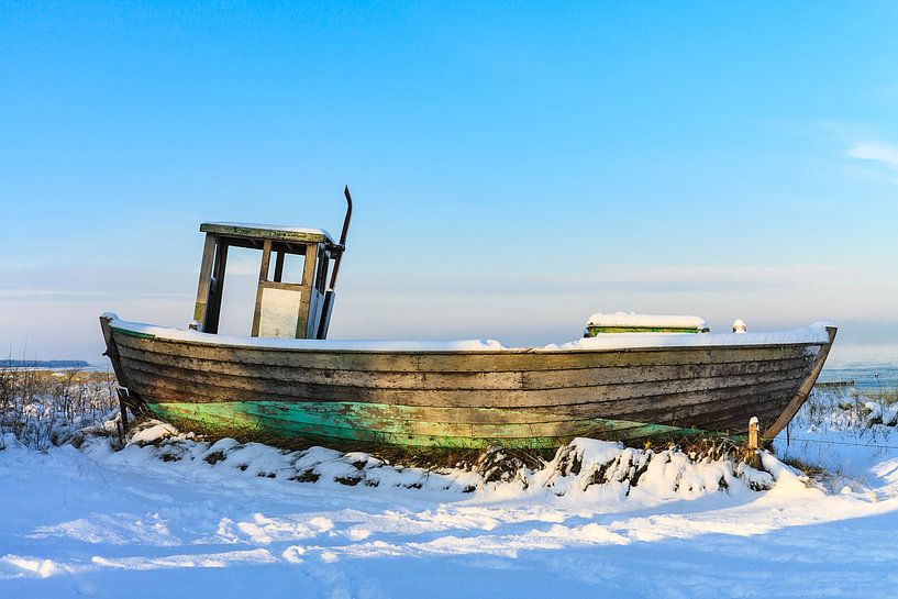 Fischerboot in Zingst im Winter van Rico Ködder