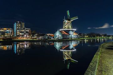 Spiegelende molen van Manon van Alff