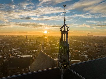 Die Grote Kerk von Alkmaar bei Sonnenaufgang von Wietse de Graaf