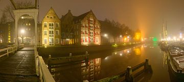 Zwolle Thorbeckegracht tijdens een mistige winteravond