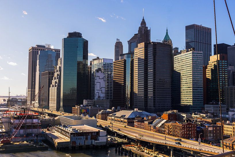 Manhatten, Financial district in de avond zon. van Ineke Mighorst
