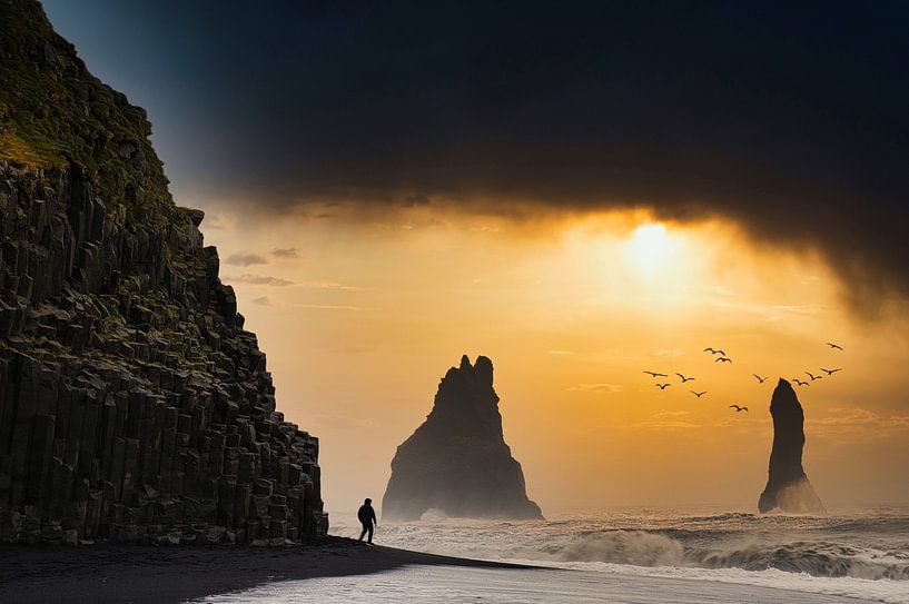 Boisterous weather at Vik in ijsaland by peterheinspictures