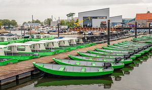 Bootsverleih in der Alten Marina des niederländischen Dorfes Drimmelen von Ruud Morijn