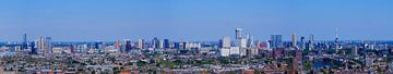 Skyline Rotterdam met prachtige blauwe lucht van Omni VR