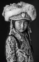 Beauté traditionnelle : Portrait d'une jeune fille tibétaine en style brodé
