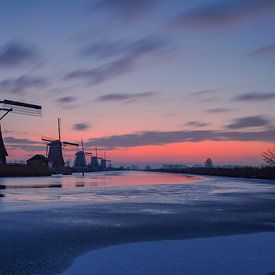 De molens bij Kinderdijk voor zonsopkomst met oranje-blauwe lucht van Thom Vermeulen