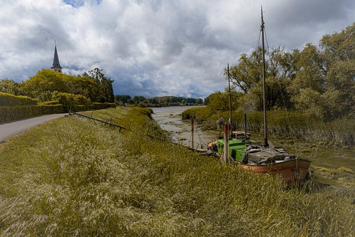 Een oud schip ligt aangemeerd