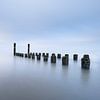 Minimalistische strandpalen van Jolanda de Leeuw