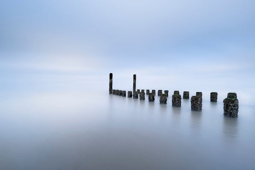 Minimalistische strandpalen van Jolanda de Leeuw