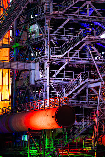 Staalconstructie 's nachts verlicht in Landschaftspark Duisburg-Nord