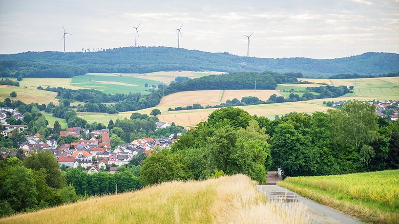 Stille Landschaft mit Windmühlen in den Bergen von Martijn de Bruin