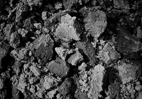 Omgeploegde grond in zwart-wit