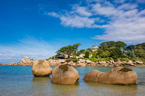 Rosa Granitküste in der Bretagne bei Ploumanach, Frankreich