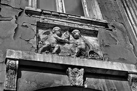 Verweerde gevel die gerenoveerd moet worden van Heiko Kueverling