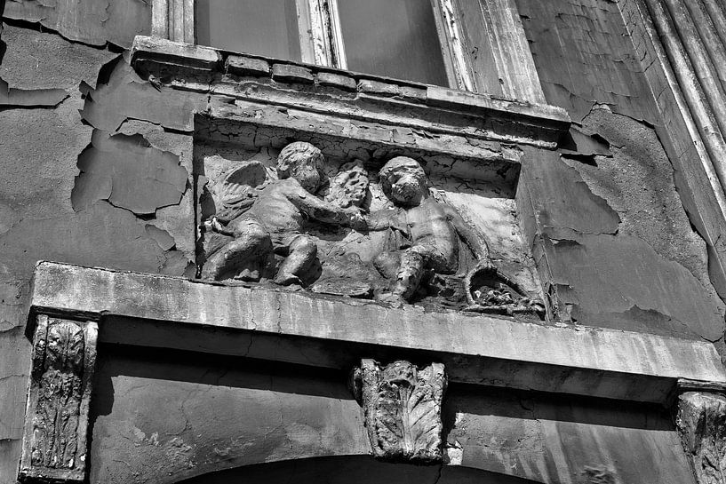 Weathered façade in need of renovation by Heiko Kueverling