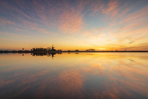 Serene rust tijdens zonsopkomst aan het Oude Veer in Anna Paulowna