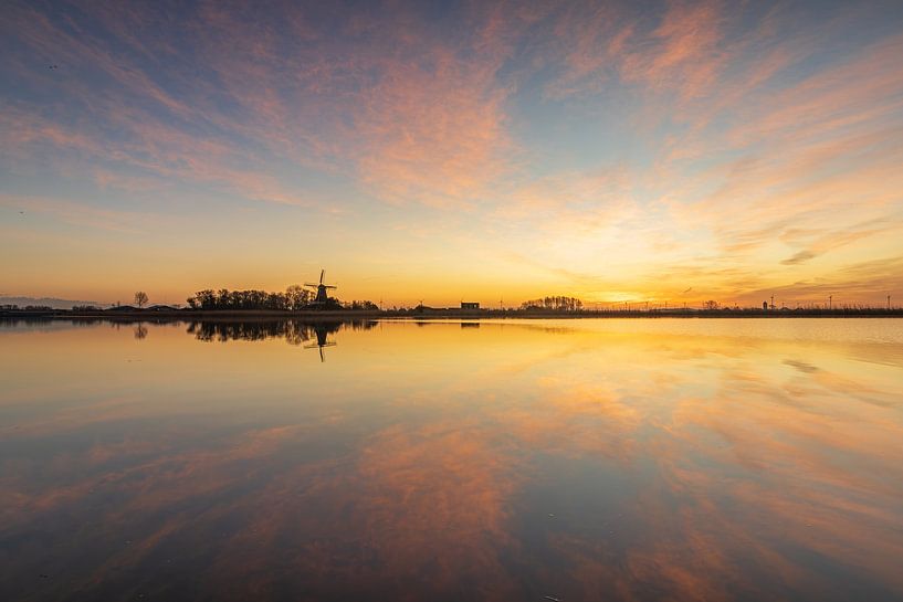 Serene rust tijdens zonsopkomst aan het Oude Veer in Anna Paulowna van Bram Lubbers
