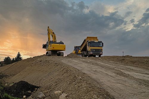 Graafmachine en vrachtwagen in actie