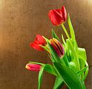 rode tulpen en goudkleurige achtergrond van ChrisWillemsen thumbnail