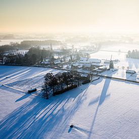 Een luchtfoto van een vroege ochtend boven een besneeuwd landschap in de Achterhoek van Jeroen Kleiberg