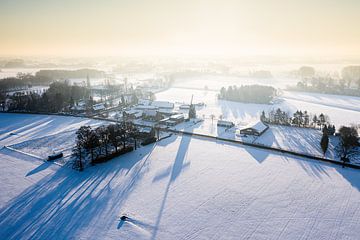 Een luchtfoto van een vroege ochtend boven een besneeuwd landschap in de Achterhoek