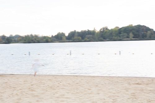 vrolijke schim op het strand