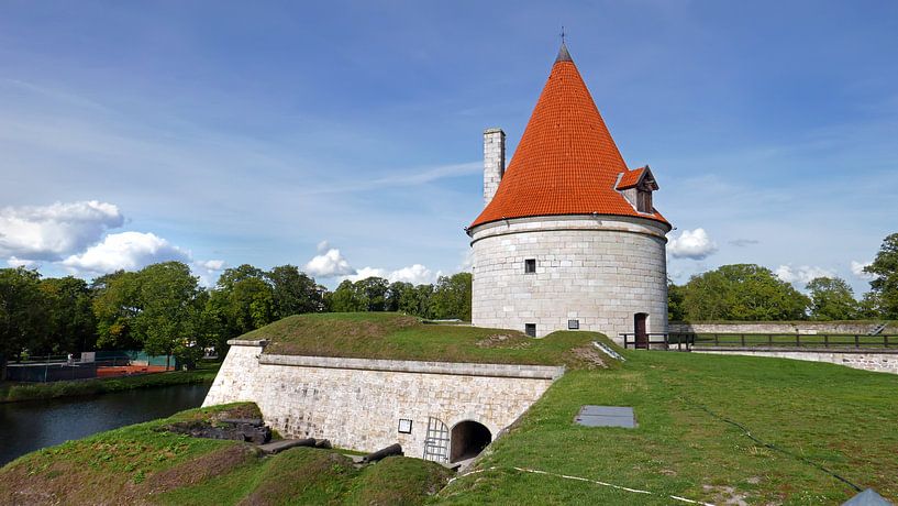 Zicht op een wachttoren van het kasteel Kuressaare in Estland van Gert Bunt