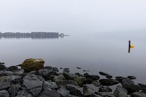 Blick auf die Fischerinsel von Hoorn an einem nebligen Morgen