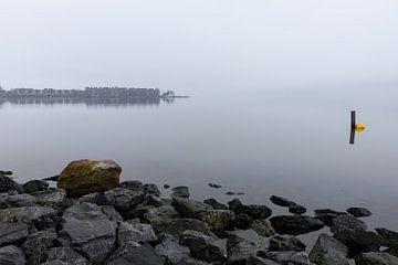 Uitzicht op het Visserseiland van Hoorn tijdens een mistige ochtend van Bram Lubbers