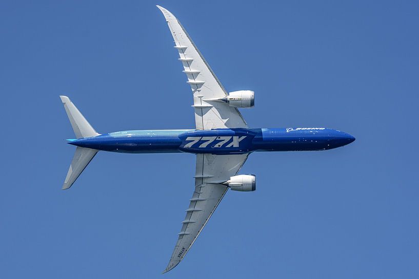 Flyby of a Boeing 777X test aircraft. by Jaap van den Berg
