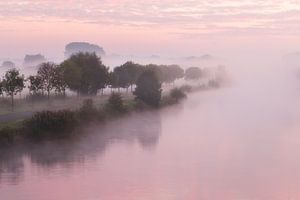 Mistige zonsopkomst boven de Leie in Lauwe