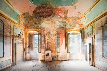 Kleurrijke Kamer in Verval. van Roman Robroek - Foto's van Verlaten Gebouwen