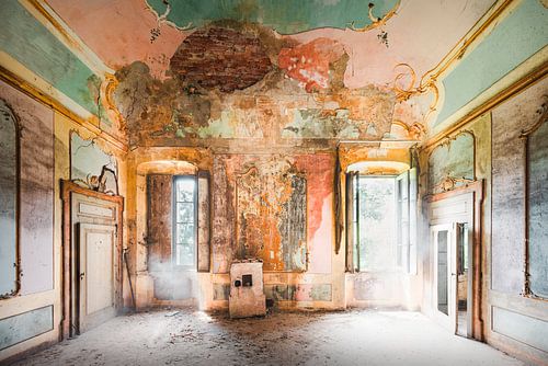 Chambre colorée en décrépitude.