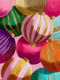 Nahaufnahme Weihnachtskugeln in Rosa und Gold