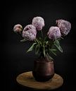 Stilleven met bloemen: roze pioenrozen in een vaas van Marjolein van Middelkoop thumbnail