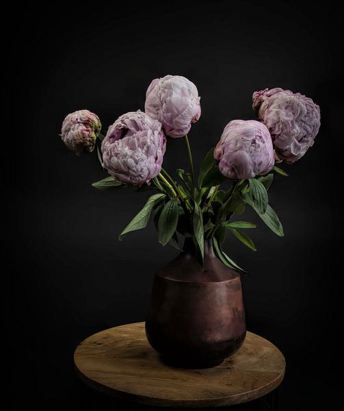Stilleven met bloemen: roze pioenrozen in een vaas van Marjolein van Middelkoop