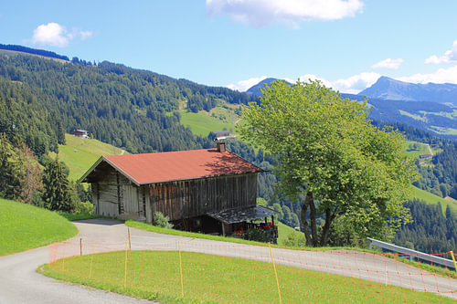 Holzscheune am Rande des Berges