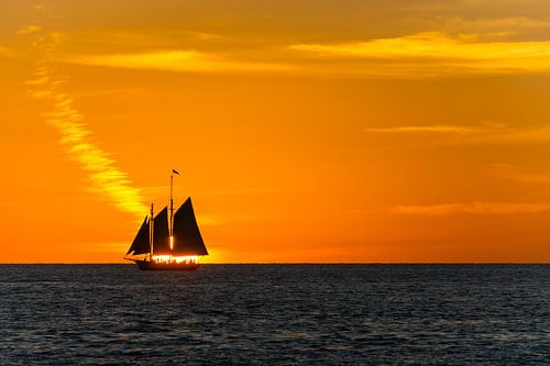 Verenigde Staten, Florida, Zonsondergang achter oud zeilschip