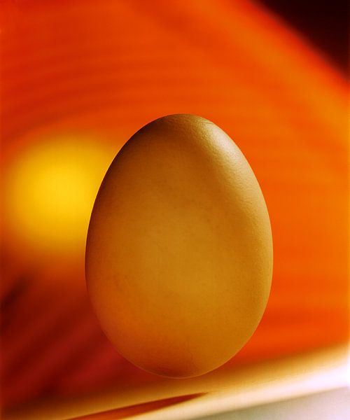 Ei in einer orangefarbenen Umgebung von Marcus Wubbe